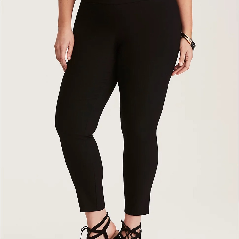 Torrid Crop Pixie Pant - Luxe Ponte Black Size 3